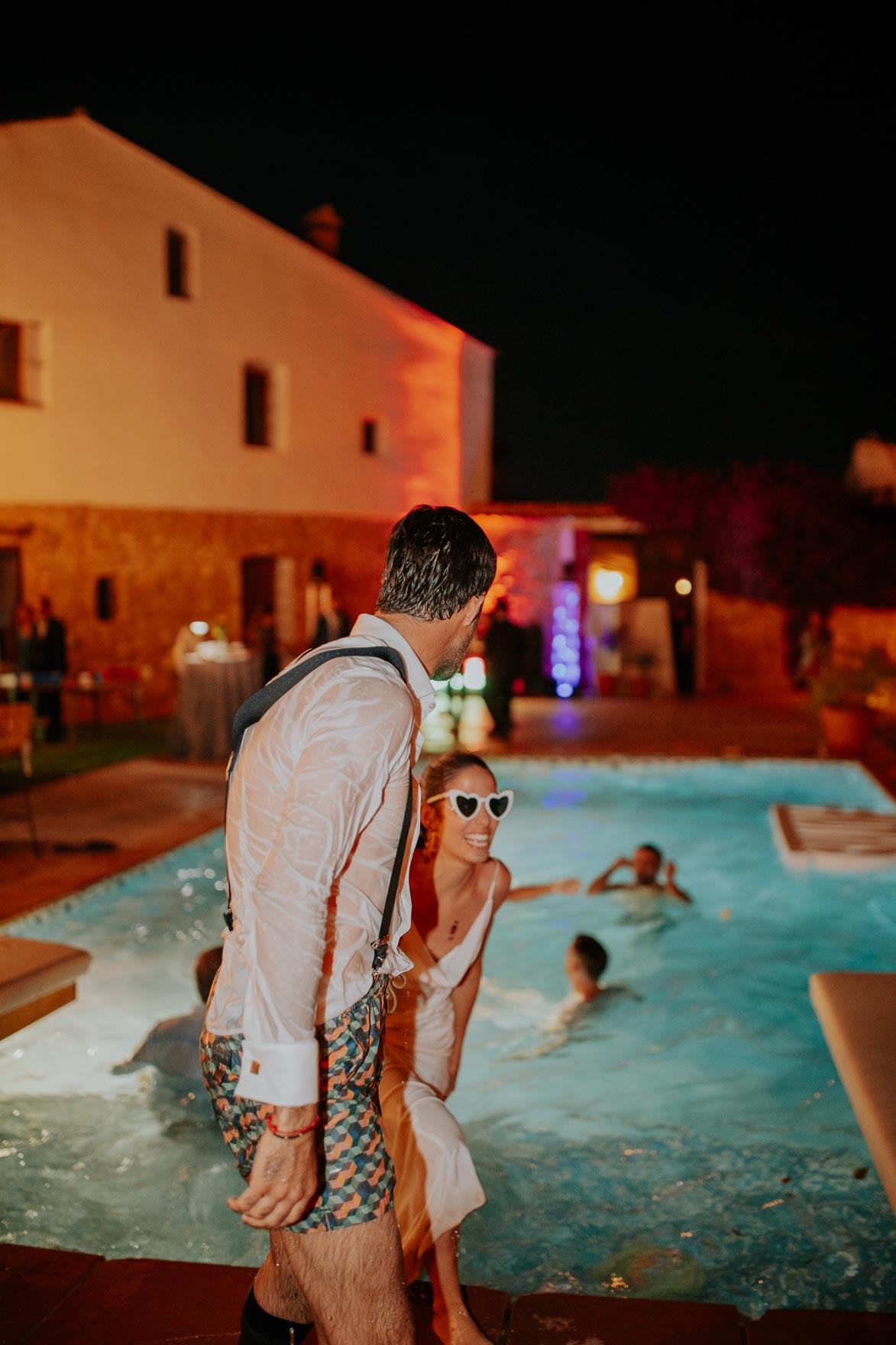 Novios Tirandose a la Piscina en La Boda
