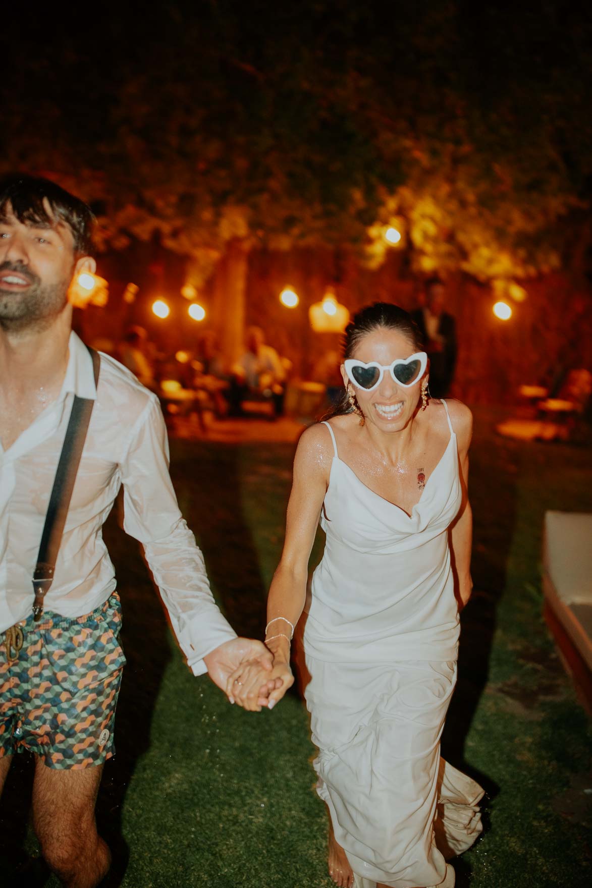 Novios Tirandose a la Piscina en La Boda