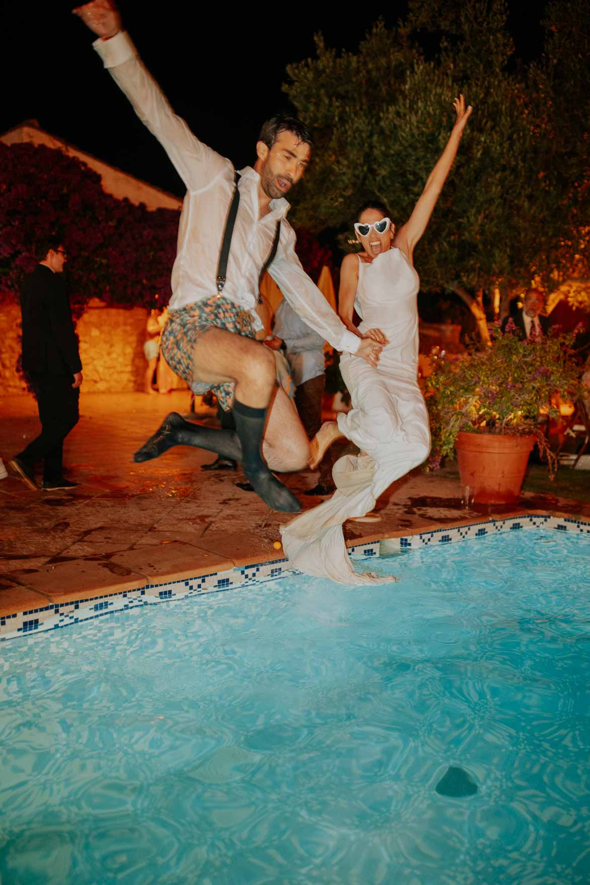 Novios Tirandose a la Piscina en La Boda