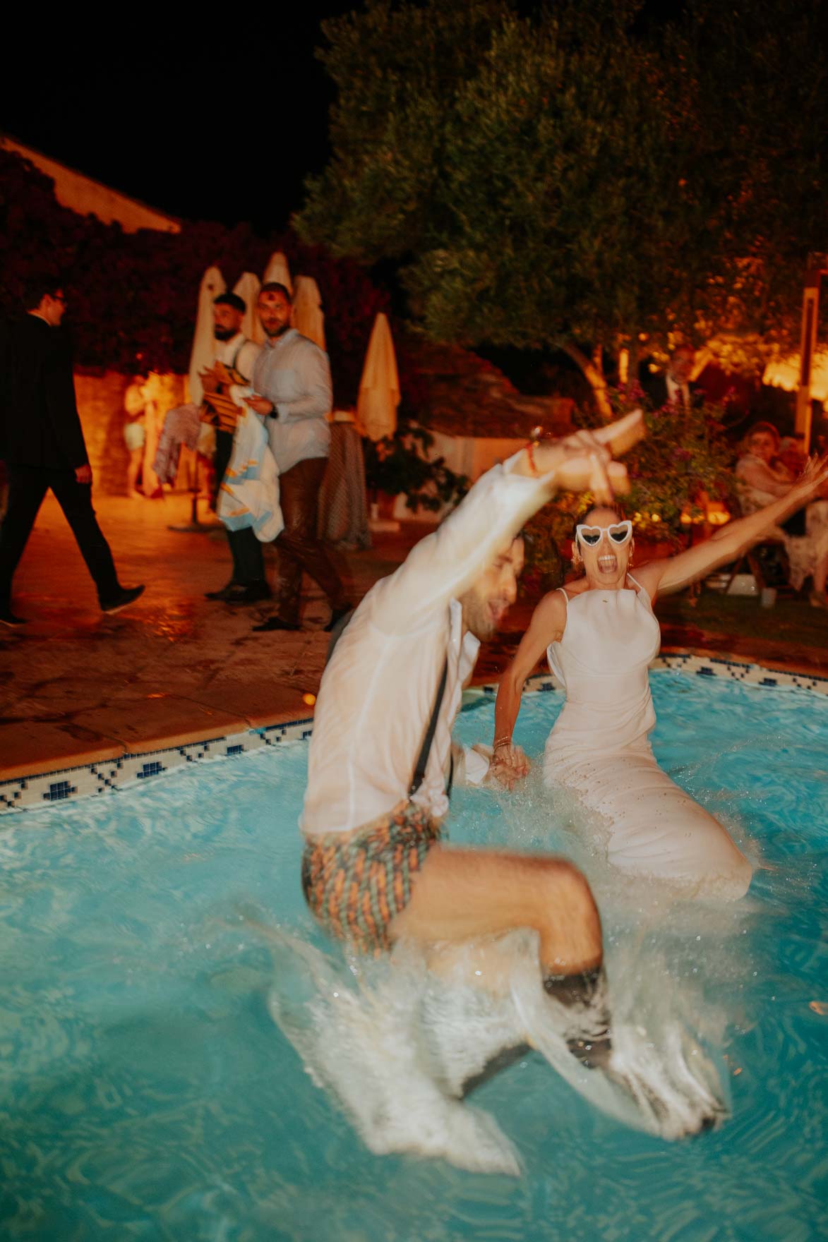 Novios Tirandose a la Piscina en La Boda