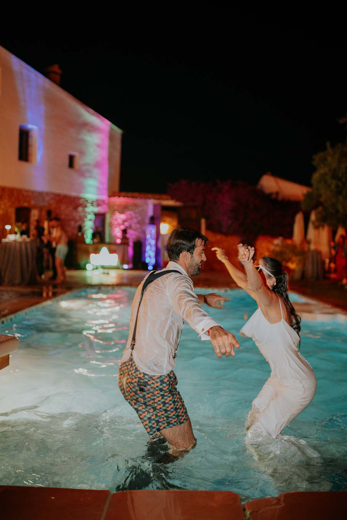 Novios Tirandose a la Piscina en La Boda