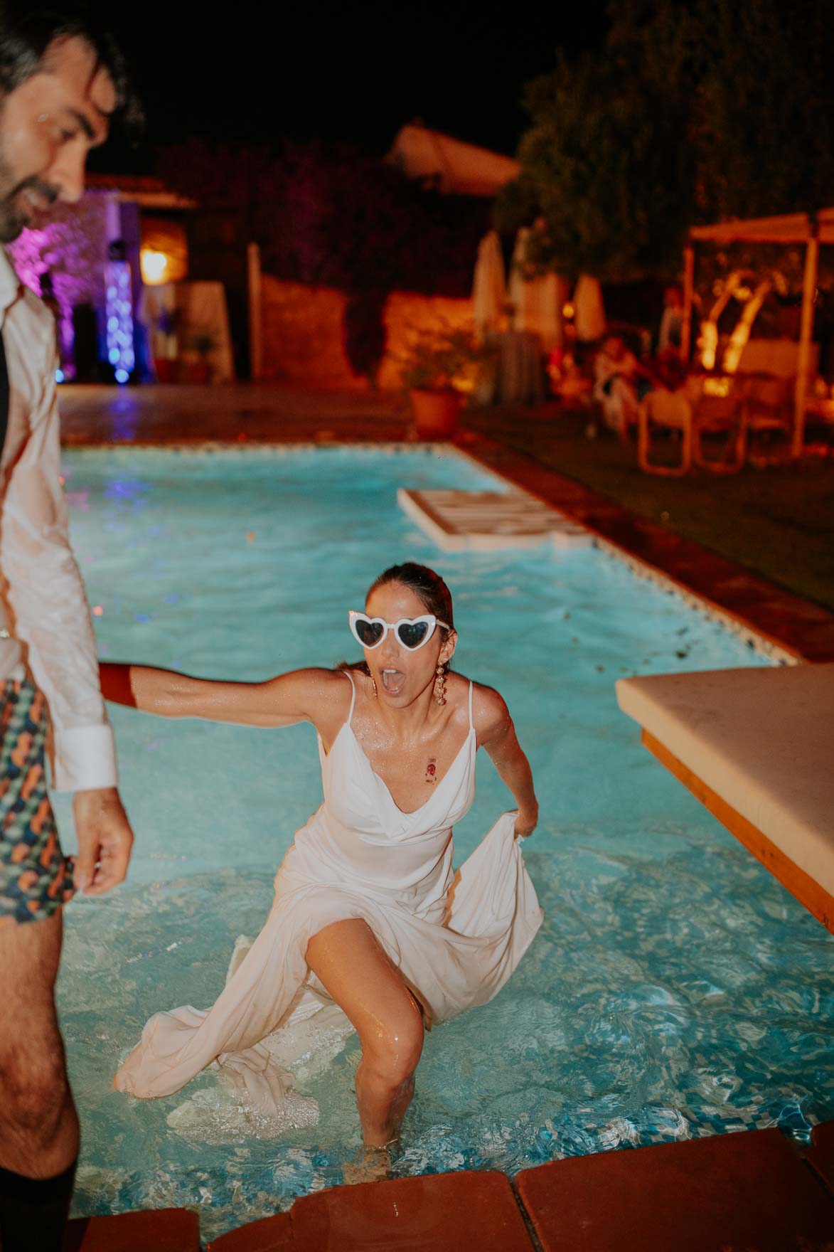Novios Tirandose a la Piscina en La Boda