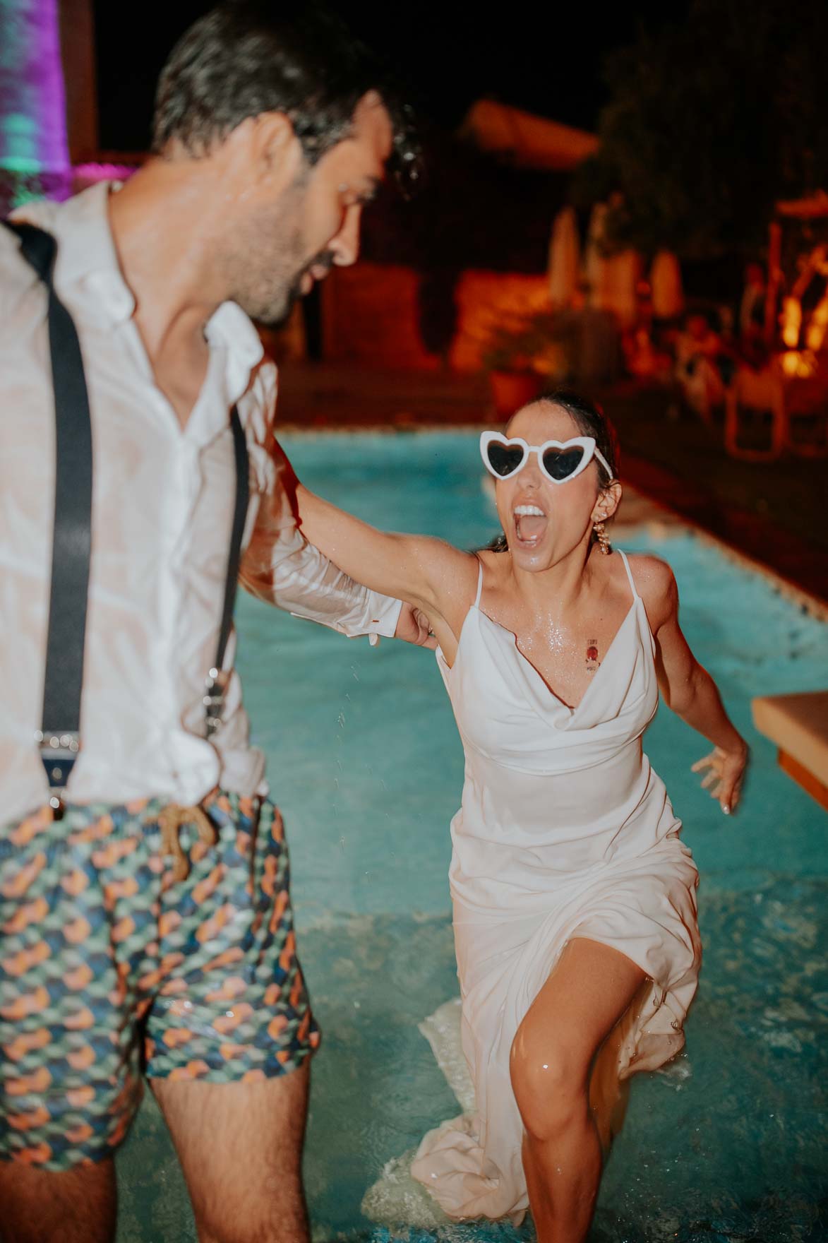 Novios Tirandose a la Piscina en La Boda