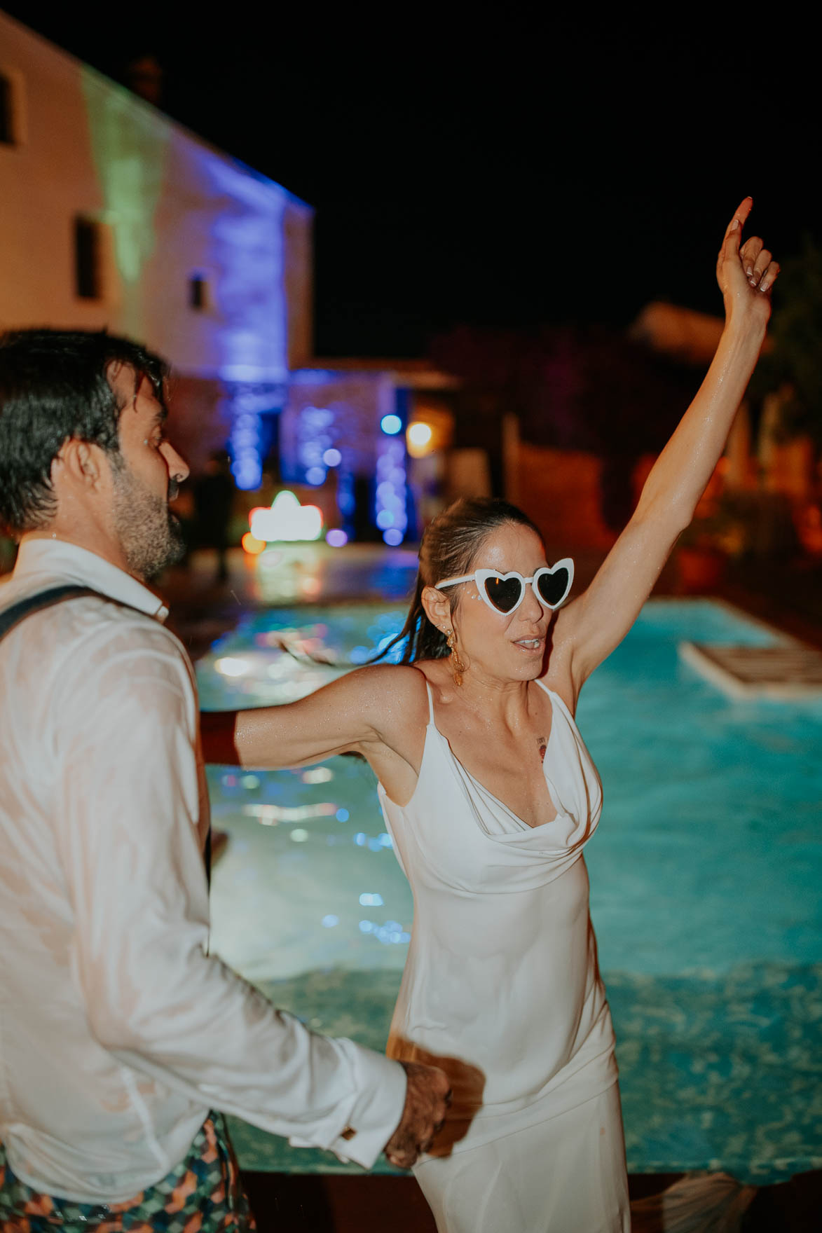 Novios Tirandose a la Piscina en La Boda