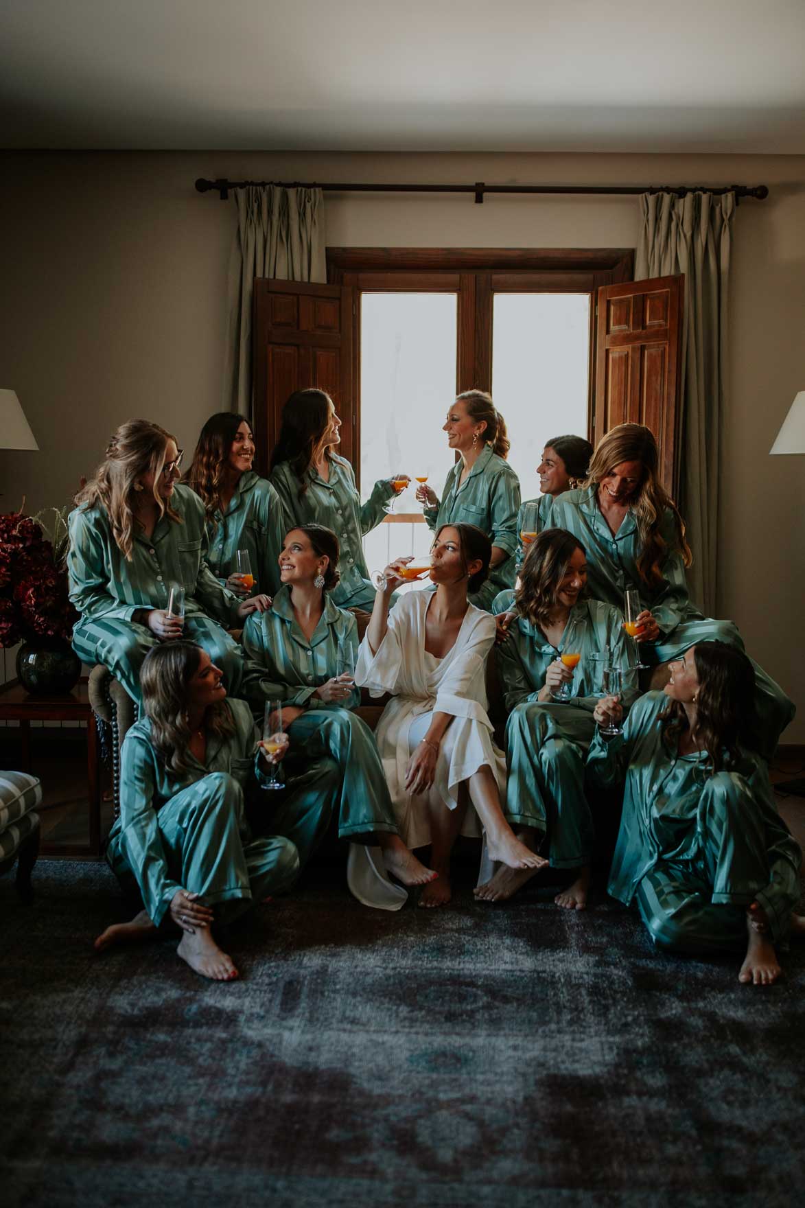 Amigas en Boda con Pijamas de Shein