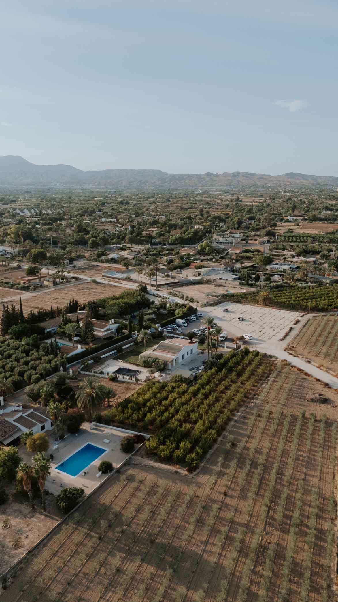 Boda moderna atrevida en Finca La Roscana Elche