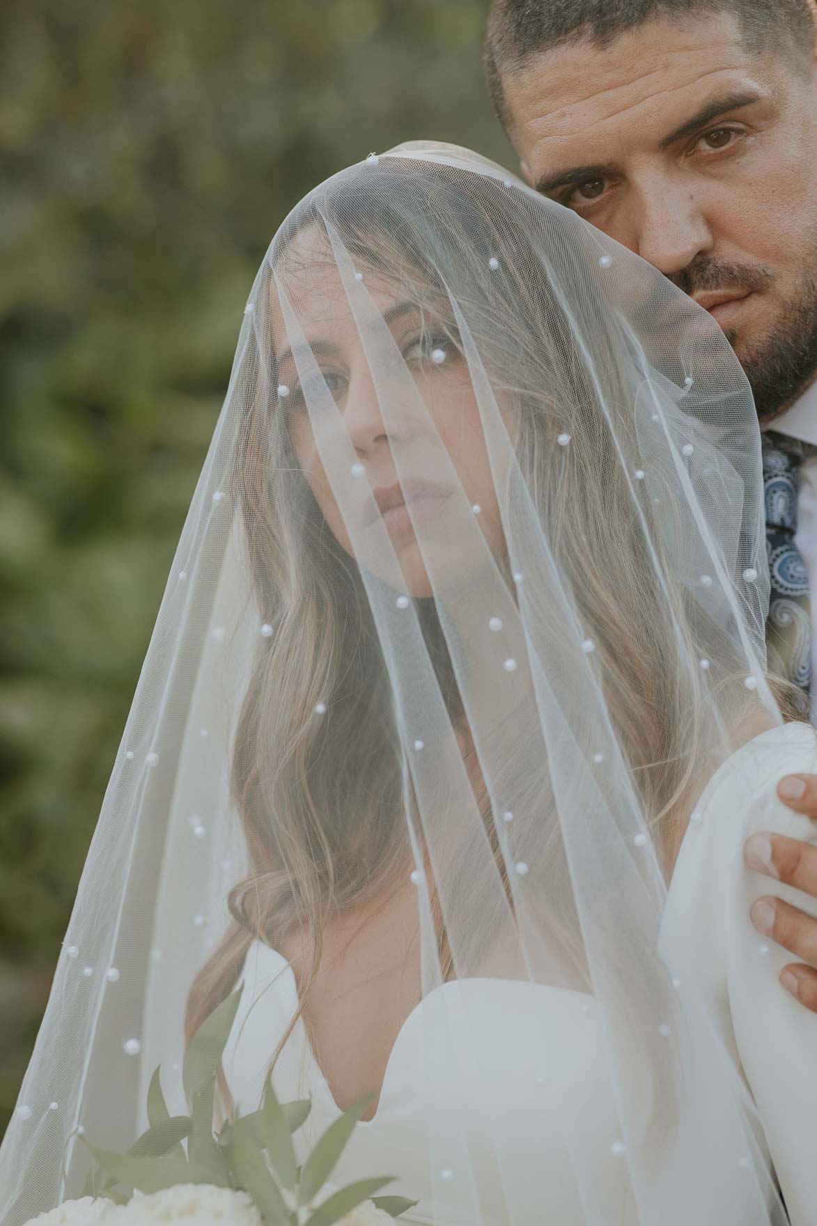 Novia con Velo y Traje de Novia Pronovias Alicante 