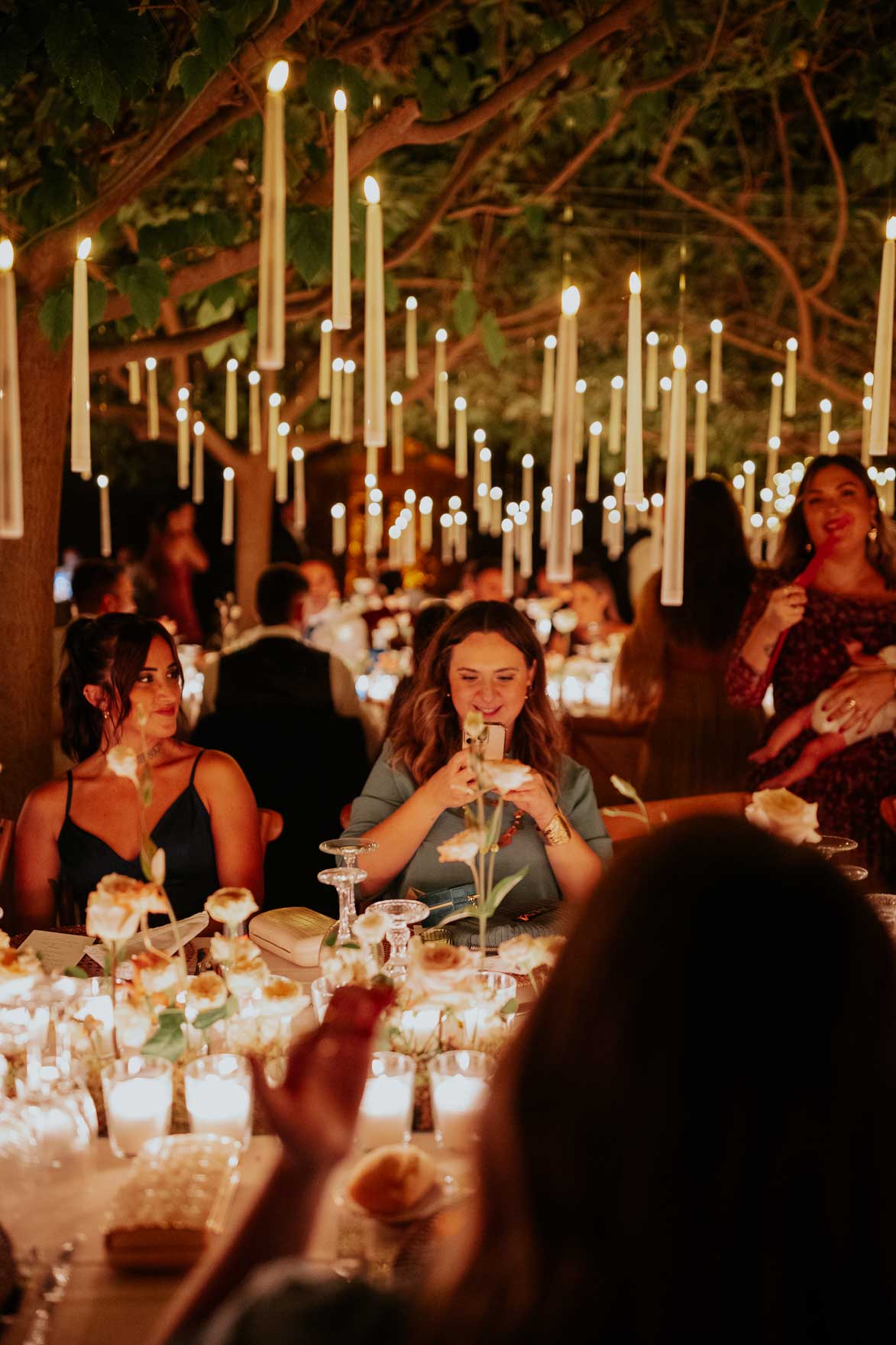 Decoración con velas y telas de Julia Llodra Wedding Planner