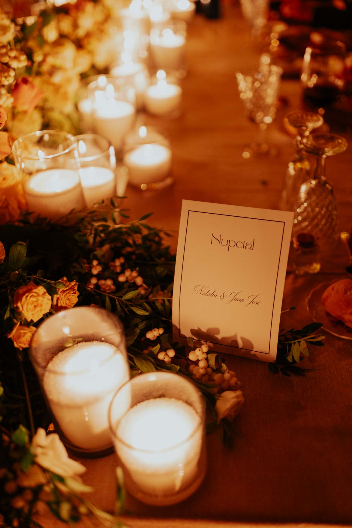 Decoración con velas y telas de Julia Llodra Wedding Planner