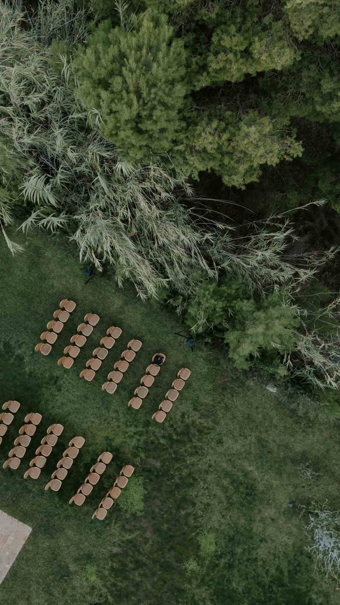 ⸻ 🌿 3 textos para Instagram Post 1 – Preparativos 📸 Los momentos previos al “sí, quiero” están llenos de nervios, emoción y cariño. Eva vivió su mañana de boda rodeada de amigas, risas y la magia del maquillaje de Javier Mas y Fanny, que consiguieron un look luminoso y natural. ✨ 👰‍♀️ Vestido: Jesús Peiró – Ángela Calvo (Alicante) 💐 Flores: Mamen Blasco 📍 Finca Ronesa (Tibi, Grupo Terre) #bodasreales #fincaronessa #fotografodebodas #bodasenalicante #weddinginspo ⸻ Post 2 – Ceremonia y banquete Una ceremonia civil llena de emoción en Finca Ronesa (Tibi), rodeada de naturaleza y detalles cuidados por Ana, su wedding planner. El catering Terre hizo brillar la experiencia con una propuesta gastronómica espectacular, mientras la música en directo acompañaba cada brindis. 💫 #bodasterre #bodasenalicante #fincasdebodas #fotografiadeboda #fincaronessa ⸻ Post 3 – La fiesta Cuando cae la noche, empieza la magia… ✨ DJ Varu mantuvo la pista llena, Events MS montó un espacio de fiesta increíble y Madame Sabina sorprendió a todos con su toque místico. Una boda con alma, ritmo y mucha energía. 💃🕺 #bodaenalicante #djvaru #eventsms #fincaronessa #bodasconmagia #fotografodebodas ⸻ ¿Quieres que te lo prepare en formato Markdown o HTML listo para pegar en WordPress, con subtítulos, negritas y enlaces internos optimizados para SEO (por ejemplo, enlazando al post anterior sobre Finca Ronesa o a tu página de contacto)? Así te lo dejo completamente maquetado y optimizado para subir directamente.