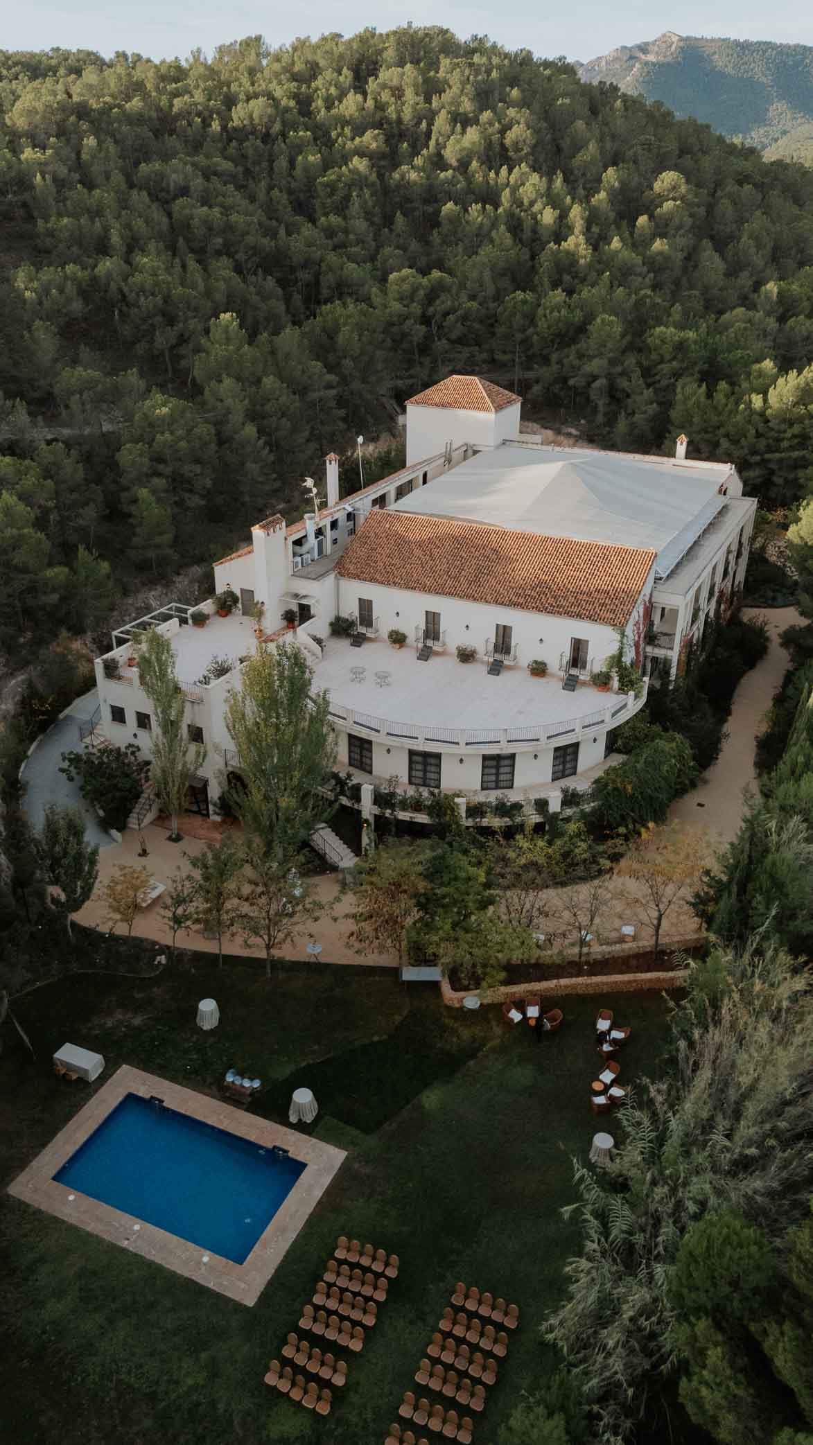 ⸻ 🌿 3 textos para Instagram Post 1 – Preparativos 📸 Los momentos previos al “sí, quiero” están llenos de nervios, emoción y cariño. Eva vivió su mañana de boda rodeada de amigas, risas y la magia del maquillaje de Javier Mas y Fanny, que consiguieron un look luminoso y natural. ✨ 👰‍♀️ Vestido: Jesús Peiró – Ángela Calvo (Alicante) 💐 Flores: Mamen Blasco 📍 Finca Ronesa (Tibi, Grupo Terre) #bodasreales #fincaronessa #fotografodebodas #bodasenalicante #weddinginspo ⸻ Post 2 – Ceremonia y banquete Una ceremonia civil llena de emoción en Finca Ronesa (Tibi), rodeada de naturaleza y detalles cuidados por Ana, su wedding planner. El catering Terre hizo brillar la experiencia con una propuesta gastronómica espectacular, mientras la música en directo acompañaba cada brindis. 💫 #bodasterre #bodasenalicante #fincasdebodas #fotografiadeboda #fincaronessa ⸻ Post 3 – La fiesta Cuando cae la noche, empieza la magia… ✨ DJ Varu mantuvo la pista llena, Events MS montó un espacio de fiesta increíble y Madame Sabina sorprendió a todos con su toque místico. Una boda con alma, ritmo y mucha energía. 💃🕺 #bodaenalicante #djvaru #eventsms #fincaronessa #bodasconmagia #fotografodebodas ⸻ ¿Quieres que te lo prepare en formato Markdown o HTML listo para pegar en WordPress, con subtítulos, negritas y enlaces internos optimizados para SEO (por ejemplo, enlazando al post anterior sobre Finca Ronesa o a tu página de contacto)? Así te lo dejo completamente maquetado y optimizado para subir directamente.