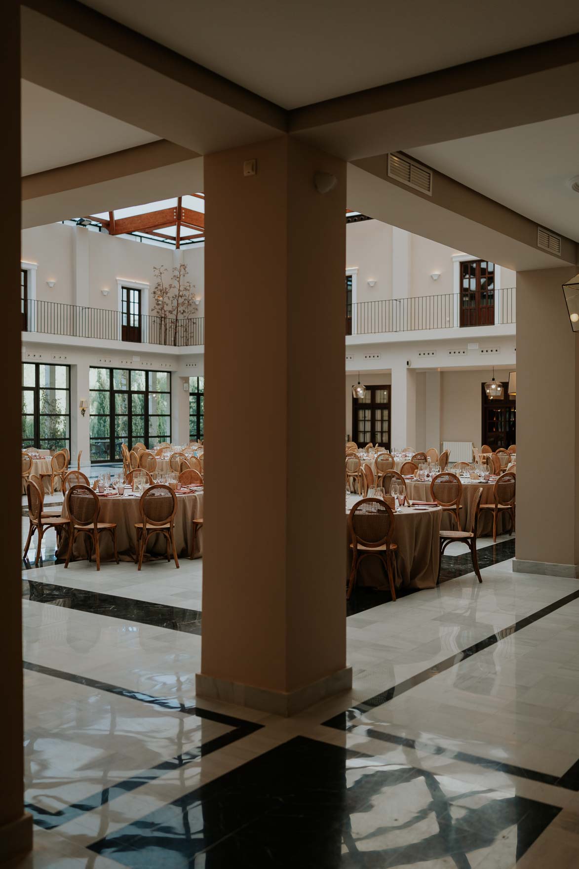 ⸻ 🌿 3 textos para Instagram Post 1 – Preparativos 📸 Los momentos previos al “sí, quiero” están llenos de nervios, emoción y cariño. Eva vivió su mañana de boda rodeada de amigas, risas y la magia del maquillaje de Javier Mas y Fanny, que consiguieron un look luminoso y natural. ✨ 👰‍♀️ Vestido: Jesús Peiró – Ángela Calvo (Alicante) 💐 Flores: Mamen Blasco 📍 Finca Ronesa (Tibi, Grupo Terre) #bodasreales #fincaronessa #fotografodebodas #bodasenalicante #weddinginspo ⸻ Post 2 – Ceremonia y banquete Una ceremonia civil llena de emoción en Finca Ronesa (Tibi), rodeada de naturaleza y detalles cuidados por Ana, su wedding planner. El catering Terre hizo brillar la experiencia con una propuesta gastronómica espectacular, mientras la música en directo acompañaba cada brindis. 💫 #bodasterre #bodasenalicante #fincasdebodas #fotografiadeboda #fincaronessa ⸻ Post 3 – La fiesta Cuando cae la noche, empieza la magia… ✨ DJ Varu mantuvo la pista llena, Events MS montó un espacio de fiesta increíble y Madame Sabina sorprendió a todos con su toque místico. Una boda con alma, ritmo y mucha energía. 💃🕺 #bodaenalicante #djvaru #eventsms #fincaronessa #bodasconmagia #fotografodebodas ⸻ ¿Quieres que te lo prepare en formato Markdown o HTML listo para pegar en WordPress, con subtítulos, negritas y enlaces internos optimizados para SEO (por ejemplo, enlazando al post anterior sobre Finca Ronesa o a tu página de contacto)? Así te lo dejo completamente maquetado y optimizado para subir directamente.