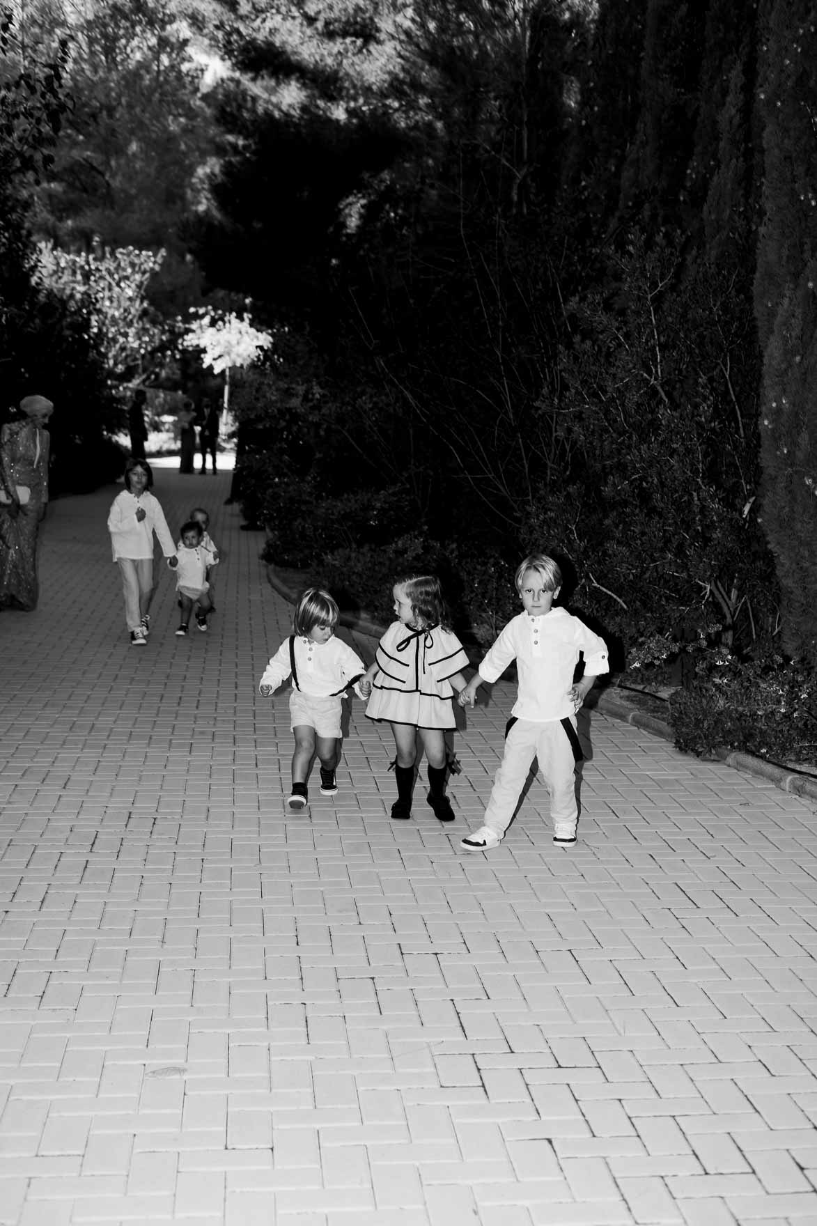 ⸻ 🌿 3 textos para Instagram Post 1 – Preparativos 📸 Los momentos previos al “sí, quiero” están llenos de nervios, emoción y cariño. Eva vivió su mañana de boda rodeada de amigas, risas y la magia del maquillaje de Javier Mas y Fanny, que consiguieron un look luminoso y natural. ✨ 👰‍♀️ Vestido: Jesús Peiró – Ángela Calvo (Alicante) 💐 Flores: Mamen Blasco 📍 Finca Ronesa (Tibi, Grupo Terre) #bodasreales #fincaronessa #fotografodebodas #bodasenalicante #weddinginspo ⸻ Post 2 – Ceremonia y banquete Una ceremonia civil llena de emoción en Finca Ronesa (Tibi), rodeada de naturaleza y detalles cuidados por Ana, su wedding planner. El catering Terre hizo brillar la experiencia con una propuesta gastronómica espectacular, mientras la música en directo acompañaba cada brindis. 💫 #bodasterre #bodasenalicante #fincasdebodas #fotografiadeboda #fincaronessa ⸻ Post 3 – La fiesta Cuando cae la noche, empieza la magia… ✨ DJ Varu mantuvo la pista llena, Events MS montó un espacio de fiesta increíble y Madame Sabina sorprendió a todos con su toque místico. Una boda con alma, ritmo y mucha energía. 💃🕺 #bodaenalicante #djvaru #eventsms #fincaronessa #bodasconmagia #fotografodebodas ⸻ ¿Quieres que te lo prepare en formato Markdown o HTML listo para pegar en WordPress, con subtítulos, negritas y enlaces internos optimizados para SEO (por ejemplo, enlazando al post anterior sobre Finca Ronesa o a tu página de contacto)? Así te lo dejo completamente maquetado y optimizado para subir directamente.