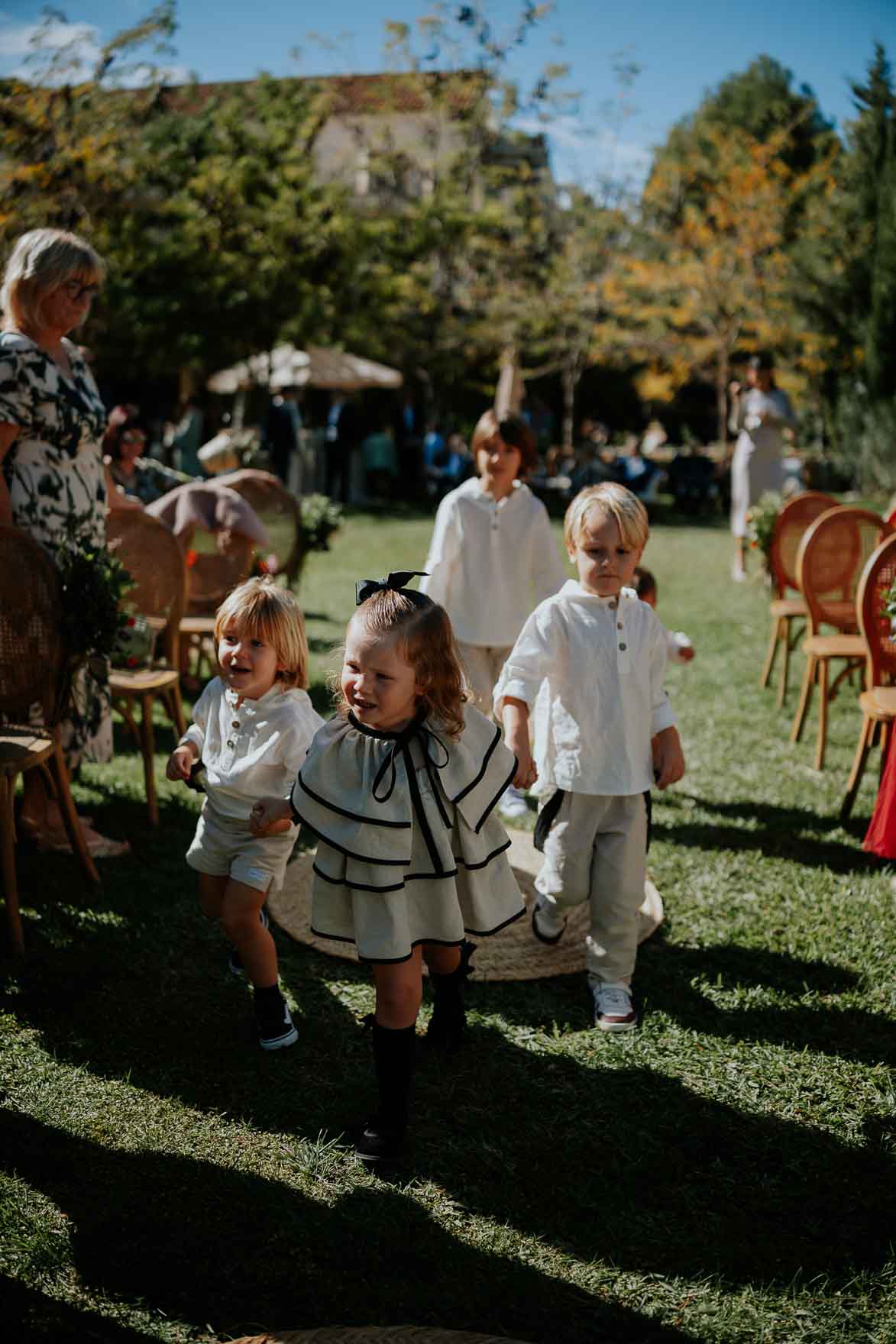 ⸻ 🌿 3 textos para Instagram Post 1 – Preparativos 📸 Los momentos previos al “sí, quiero” están llenos de nervios, emoción y cariño. Eva vivió su mañana de boda rodeada de amigas, risas y la magia del maquillaje de Javier Mas y Fanny, que consiguieron un look luminoso y natural. ✨ 👰‍♀️ Vestido: Jesús Peiró – Ángela Calvo (Alicante) 💐 Flores: Mamen Blasco 📍 Finca Ronesa (Tibi, Grupo Terre) #bodasreales #fincaronessa #fotografodebodas #bodasenalicante #weddinginspo ⸻ Post 2 – Ceremonia y banquete Una ceremonia civil llena de emoción en Finca Ronesa (Tibi), rodeada de naturaleza y detalles cuidados por Ana, su wedding planner. El catering Terre hizo brillar la experiencia con una propuesta gastronómica espectacular, mientras la música en directo acompañaba cada brindis. 💫 #bodasterre #bodasenalicante #fincasdebodas #fotografiadeboda #fincaronessa ⸻ Post 3 – La fiesta Cuando cae la noche, empieza la magia… ✨ DJ Varu mantuvo la pista llena, Events MS montó un espacio de fiesta increíble y Madame Sabina sorprendió a todos con su toque místico. Una boda con alma, ritmo y mucha energía. 💃🕺 #bodaenalicante #djvaru #eventsms #fincaronessa #bodasconmagia #fotografodebodas ⸻ ¿Quieres que te lo prepare en formato Markdown o HTML listo para pegar en WordPress, con subtítulos, negritas y enlaces internos optimizados para SEO (por ejemplo, enlazando al post anterior sobre Finca Ronesa o a tu página de contacto)? Así te lo dejo completamente maquetado y optimizado para subir directamente.