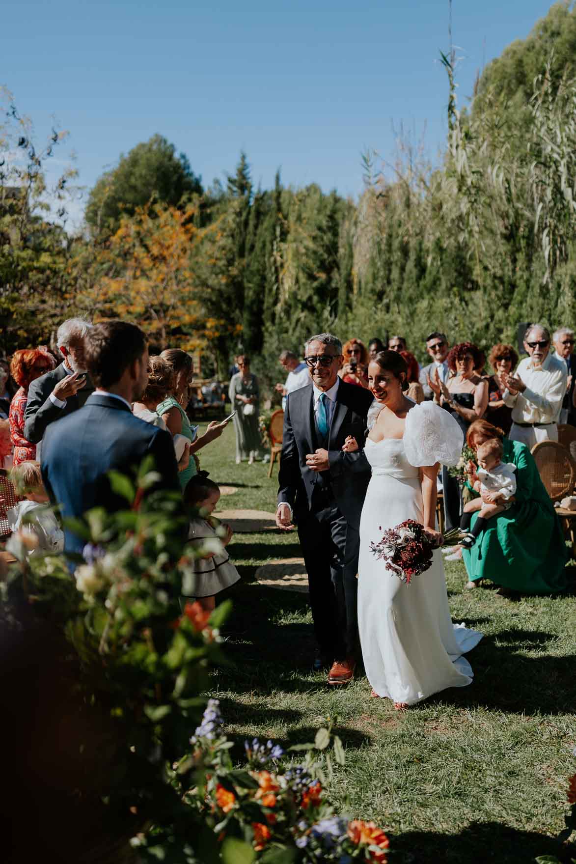 ⸻ 🌿 3 textos para Instagram Post 1 – Preparativos 📸 Los momentos previos al “sí, quiero” están llenos de nervios, emoción y cariño. Eva vivió su mañana de boda rodeada de amigas, risas y la magia del maquillaje de Javier Mas y Fanny, que consiguieron un look luminoso y natural. ✨ 👰‍♀️ Vestido: Jesús Peiró – Ángela Calvo (Alicante) 💐 Flores: Mamen Blasco 📍 Finca Ronesa (Tibi, Grupo Terre) #bodasreales #fincaronessa #fotografodebodas #bodasenalicante #weddinginspo ⸻ Post 2 – Ceremonia y banquete Una ceremonia civil llena de emoción en Finca Ronesa (Tibi), rodeada de naturaleza y detalles cuidados por Ana, su wedding planner. El catering Terre hizo brillar la experiencia con una propuesta gastronómica espectacular, mientras la música en directo acompañaba cada brindis. 💫 #bodasterre #bodasenalicante #fincasdebodas #fotografiadeboda #fincaronessa ⸻ Post 3 – La fiesta Cuando cae la noche, empieza la magia… ✨ DJ Varu mantuvo la pista llena, Events MS montó un espacio de fiesta increíble y Madame Sabina sorprendió a todos con su toque místico. Una boda con alma, ritmo y mucha energía. 💃🕺 #bodaenalicante #djvaru #eventsms #fincaronessa #bodasconmagia #fotografodebodas ⸻ ¿Quieres que te lo prepare en formato Markdown o HTML listo para pegar en WordPress, con subtítulos, negritas y enlaces internos optimizados para SEO (por ejemplo, enlazando al post anterior sobre Finca Ronesa o a tu página de contacto)? Así te lo dejo completamente maquetado y optimizado para subir directamente.