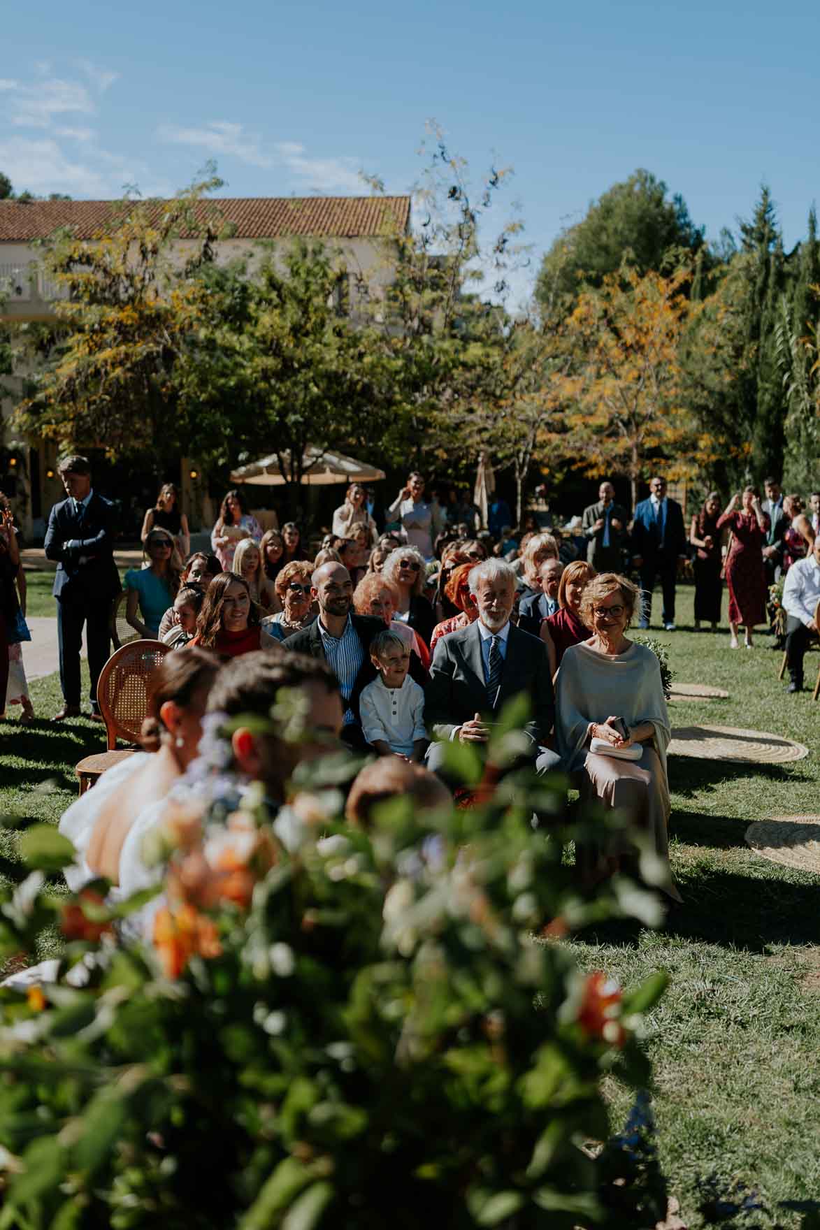 ⸻ 🌿 3 textos para Instagram Post 1 – Preparativos 📸 Los momentos previos al “sí, quiero” están llenos de nervios, emoción y cariño. Eva vivió su mañana de boda rodeada de amigas, risas y la magia del maquillaje de Javier Mas y Fanny, que consiguieron un look luminoso y natural. ✨ 👰‍♀️ Vestido: Jesús Peiró – Ángela Calvo (Alicante) 💐 Flores: Mamen Blasco 📍 Finca Ronesa (Tibi, Grupo Terre) #bodasreales #fincaronessa #fotografodebodas #bodasenalicante #weddinginspo ⸻ Post 2 – Ceremonia y banquete Una ceremonia civil llena de emoción en Finca Ronesa (Tibi), rodeada de naturaleza y detalles cuidados por Ana, su wedding planner. El catering Terre hizo brillar la experiencia con una propuesta gastronómica espectacular, mientras la música en directo acompañaba cada brindis. 💫 #bodasterre #bodasenalicante #fincasdebodas #fotografiadeboda #fincaronessa ⸻ Post 3 – La fiesta Cuando cae la noche, empieza la magia… ✨ DJ Varu mantuvo la pista llena, Events MS montó un espacio de fiesta increíble y Madame Sabina sorprendió a todos con su toque místico. Una boda con alma, ritmo y mucha energía. 💃🕺 #bodaenalicante #djvaru #eventsms #fincaronessa #bodasconmagia #fotografodebodas ⸻ ¿Quieres que te lo prepare en formato Markdown o HTML listo para pegar en WordPress, con subtítulos, negritas y enlaces internos optimizados para SEO (por ejemplo, enlazando al post anterior sobre Finca Ronesa o a tu página de contacto)? Así te lo dejo completamente maquetado y optimizado para subir directamente.