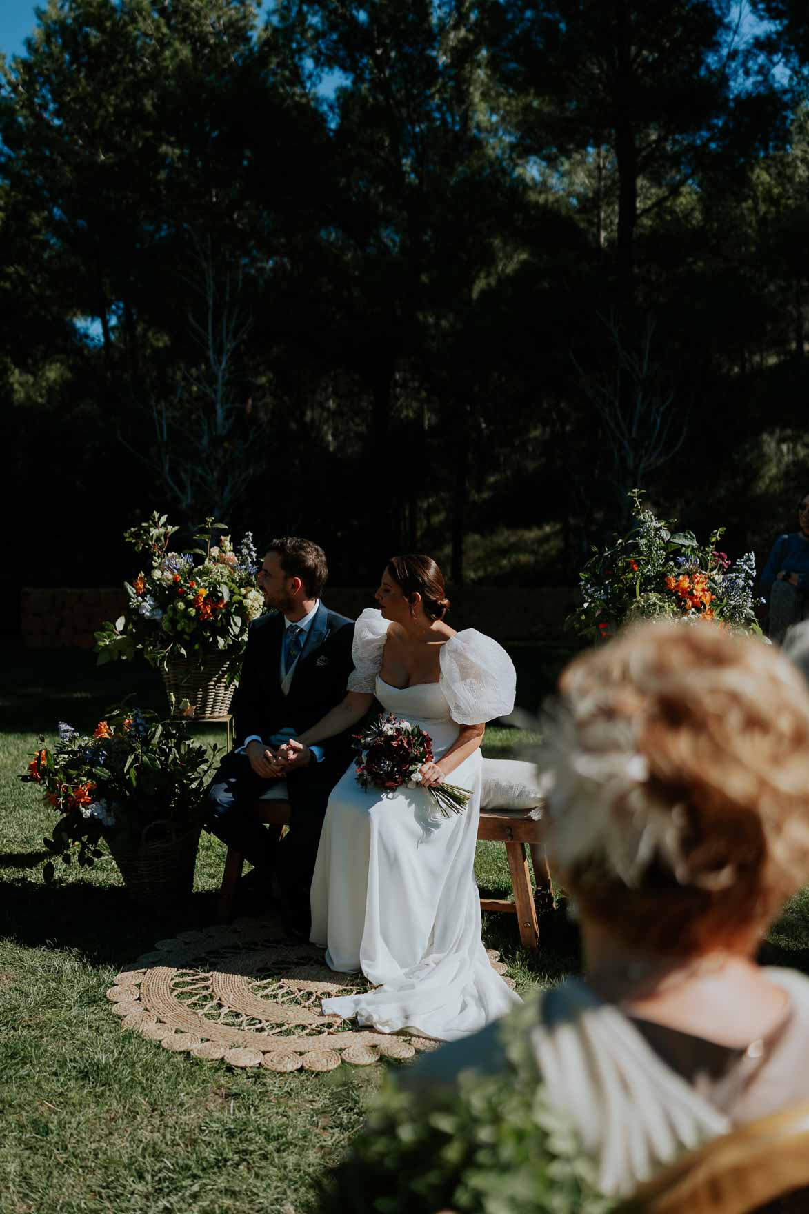 ⸻ 🌿 3 textos para Instagram Post 1 – Preparativos 📸 Los momentos previos al “sí, quiero” están llenos de nervios, emoción y cariño. Eva vivió su mañana de boda rodeada de amigas, risas y la magia del maquillaje de Javier Mas y Fanny, que consiguieron un look luminoso y natural. ✨ 👰♀️ Vestido: Jesús Peiró – Ángela Calvo (Alicante) 💐 Flores: Mamen Blasco 📍 Finca Ronesa (Tibi, Grupo Terre) #bodasreales #fincaronessa #fotografodebodas #bodasenalicante #weddinginspo ⸻ Post 2 – Ceremonia y banquete Una ceremonia civil llena de emoción en Finca Ronesa (Tibi), rodeada de naturaleza y detalles cuidados por Ana, su wedding planner. El catering Terre hizo brillar la experiencia con una propuesta gastronómica espectacular, mientras la música en directo acompañaba cada brindis. 💫 #bodasterre #bodasenalicante #fincasdebodas #fotografiadeboda #fincaronessa ⸻ Post 3 – La fiesta Cuando cae la noche, empieza la magia… ✨ DJ Varu mantuvo la pista llena, Events MS montó un espacio de fiesta increíble y Madame Sabina sorprendió a todos con su toque místico. Una boda con alma, ritmo y mucha energía. 💃🕺 #bodaenalicante #djvaru #eventsms #fincaronessa #bodasconmagia #fotografodebodas ⸻ ¿Quieres que te lo prepare en formato Markdown o HTML listo para pegar en WordPress, con subtítulos, negritas y enlaces internos optimizados para SEO (por ejemplo, enlazando al post anterior sobre Finca Ronesa o a tu página de contacto)? Así te lo dejo completamente maquetado y optimizado para subir directamente.