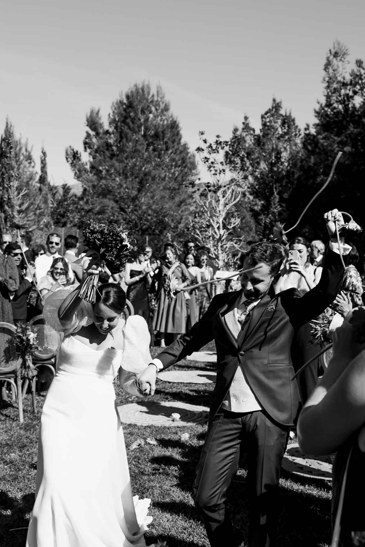 ⸻ 🌿 3 textos para Instagram Post 1 – Preparativos 📸 Los momentos previos al “sí, quiero” están llenos de nervios, emoción y cariño. Eva vivió su mañana de boda rodeada de amigas, risas y la magia del maquillaje de Javier Mas y Fanny, que consiguieron un look luminoso y natural. ✨ 👰‍♀️ Vestido: Jesús Peiró – Ángela Calvo (Alicante) 💐 Flores: Mamen Blasco 📍 Finca Ronesa (Tibi, Grupo Terre) #bodasreales #fincaronessa #fotografodebodas #bodasenalicante #weddinginspo ⸻ Post 2 – Ceremonia y banquete Una ceremonia civil llena de emoción en Finca Ronesa (Tibi), rodeada de naturaleza y detalles cuidados por Ana, su wedding planner. El catering Terre hizo brillar la experiencia con una propuesta gastronómica espectacular, mientras la música en directo acompañaba cada brindis. 💫 #bodasterre #bodasenalicante #fincasdebodas #fotografiadeboda #fincaronessa ⸻ Post 3 – La fiesta Cuando cae la noche, empieza la magia… ✨ DJ Varu mantuvo la pista llena, Events MS montó un espacio de fiesta increíble y Madame Sabina sorprendió a todos con su toque místico. Una boda con alma, ritmo y mucha energía. 💃🕺 #bodaenalicante #djvaru #eventsms #fincaronessa #bodasconmagia #fotografodebodas ⸻ ¿Quieres que te lo prepare en formato Markdown o HTML listo para pegar en WordPress, con subtítulos, negritas y enlaces internos optimizados para SEO (por ejemplo, enlazando al post anterior sobre Finca Ronesa o a tu página de contacto)? Así te lo dejo completamente maquetado y optimizado para subir directamente.