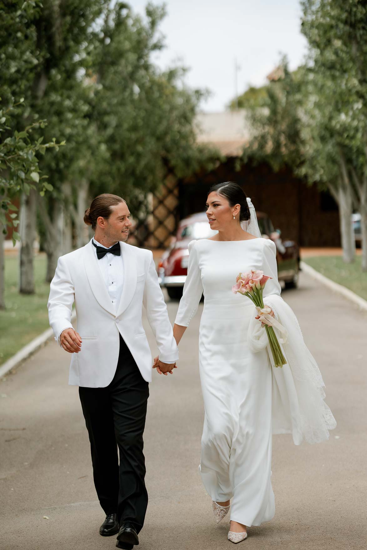 novios caminando de la mano boda natural poses para fotos de boda Cartagena