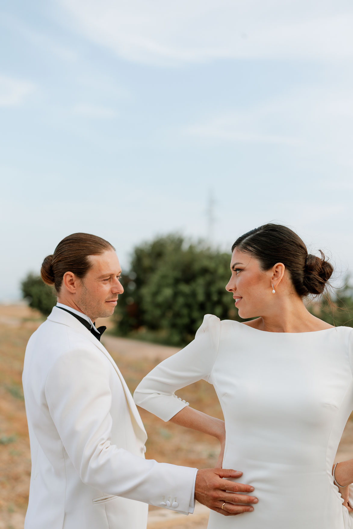 pareja de novios historia de amor Cartagena y Torrevieja boda real fotógrafo de bodas
