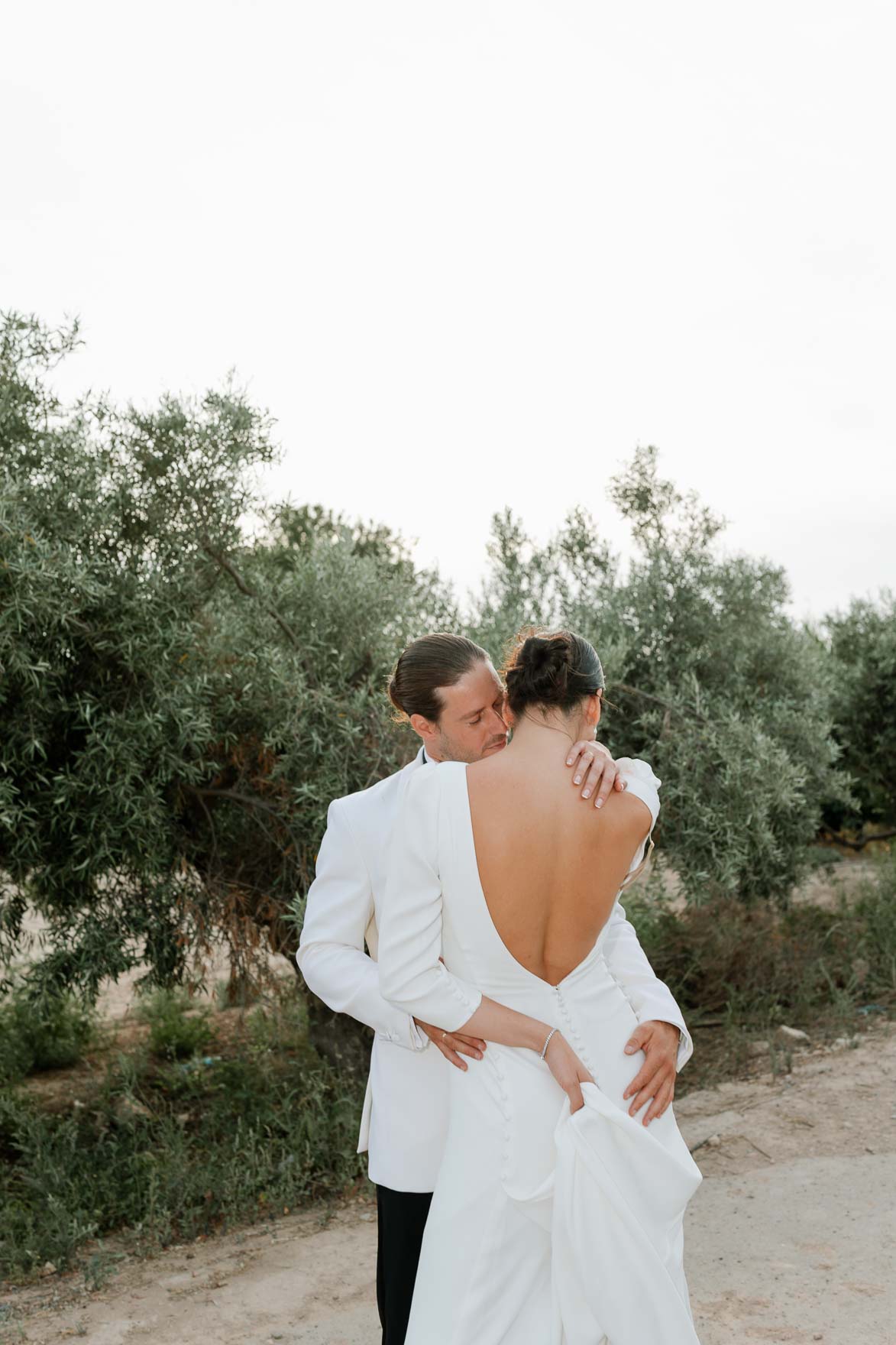 abrazo de pareja boda Finca Jurosa Cartagena fotografía romántica natural