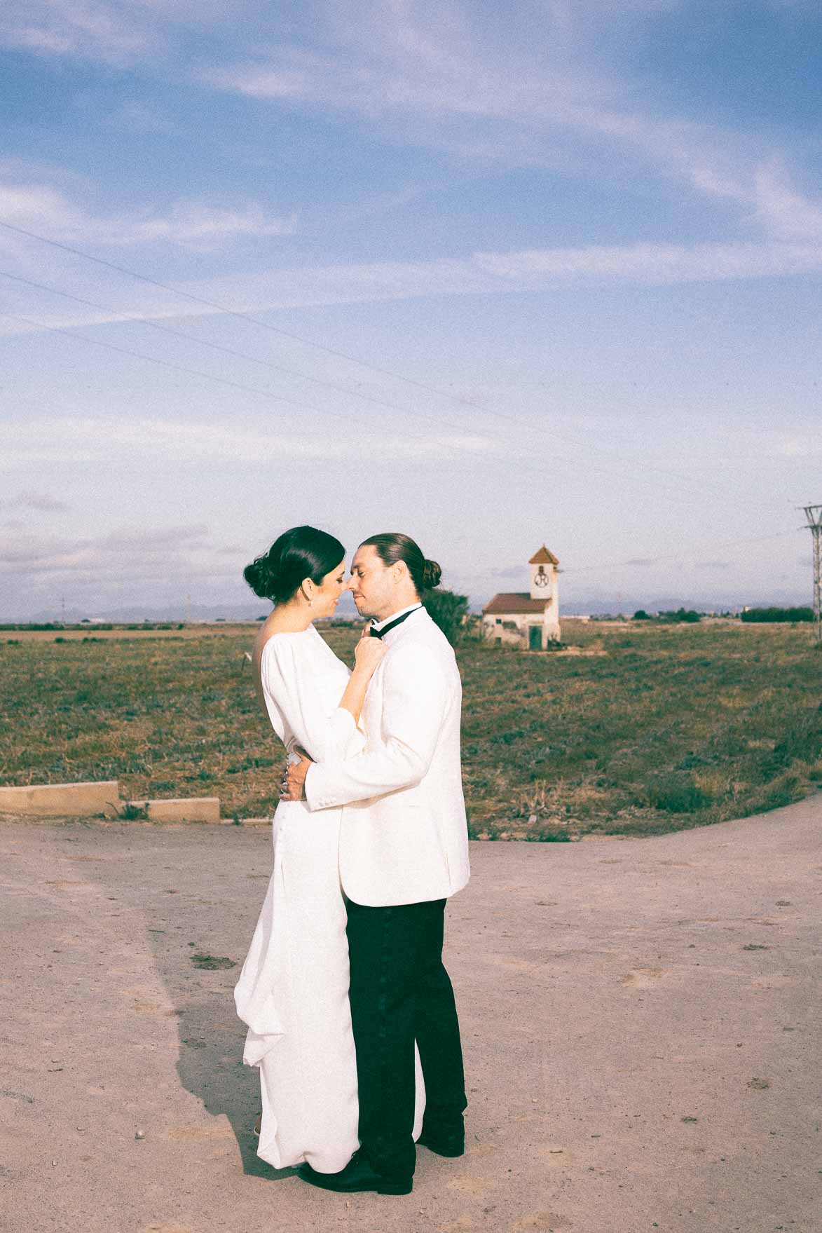 pareja boda al atardecer Finca Jurosa Cartagena luz dorada fotografía romántica
